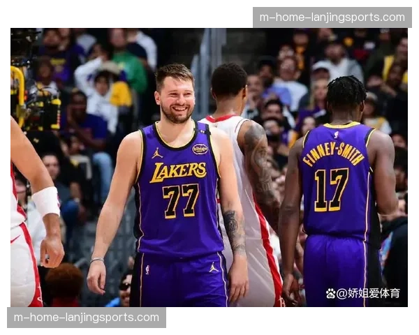 湖人极致防守压制火箭单节命中率20%，防守强度调整逆转比赛走势